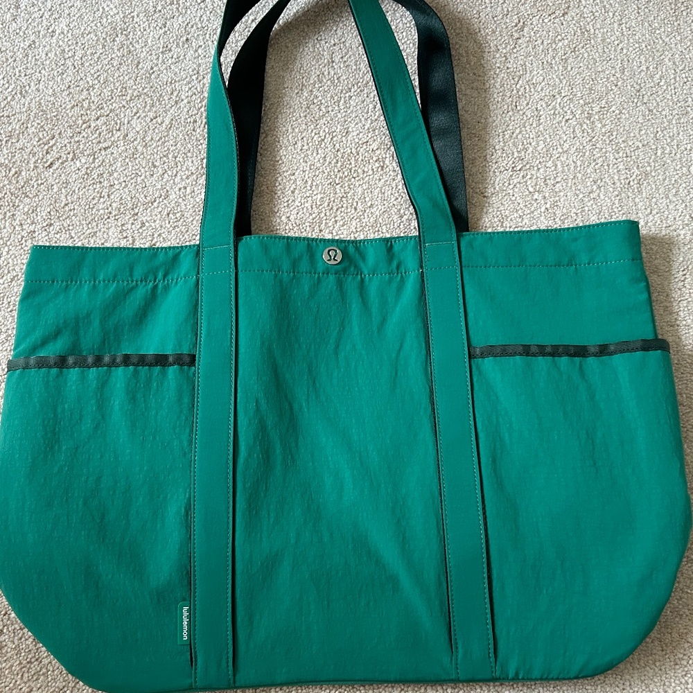 New Lululemon Daily Multi-Pocket Tote 20L.Green